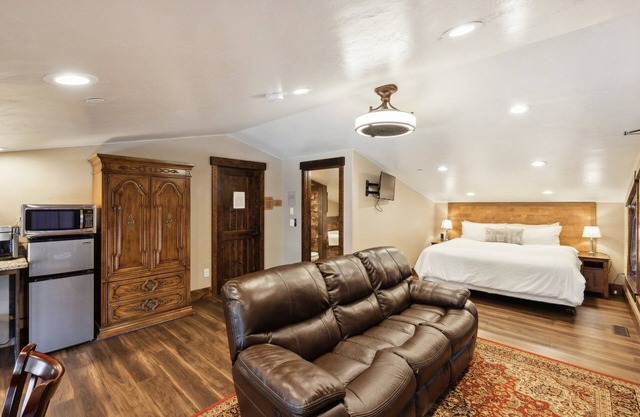 NEW! Room 31 - Sunset Suite by Zion Cliff Lodge