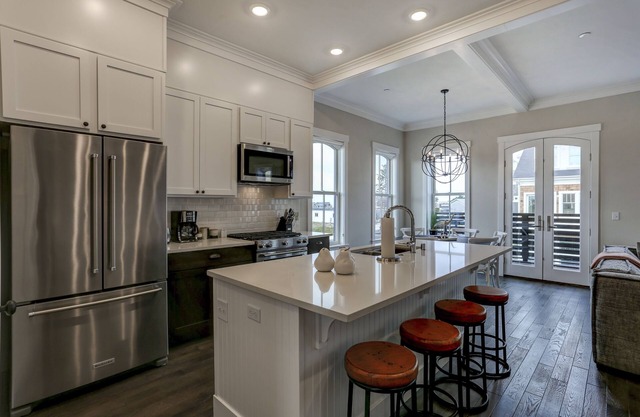 *New* Seafaring Retreat, ocean view, dog-friendly!