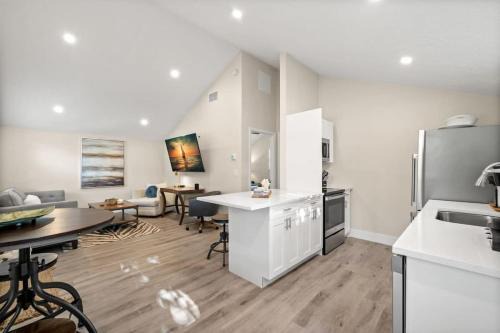 NEW! SoHo Suite, Steps to S Howard Ave
