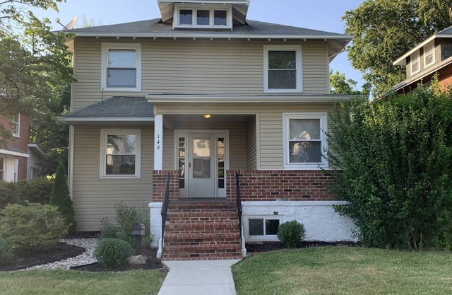 NEW! Spacious 3 br single/off steet parking, XBOX, Arcade, Ping Pong