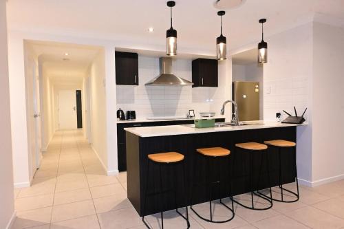 New Spacious 4 Bedroom Retreat fully air conditioned in Loganholme