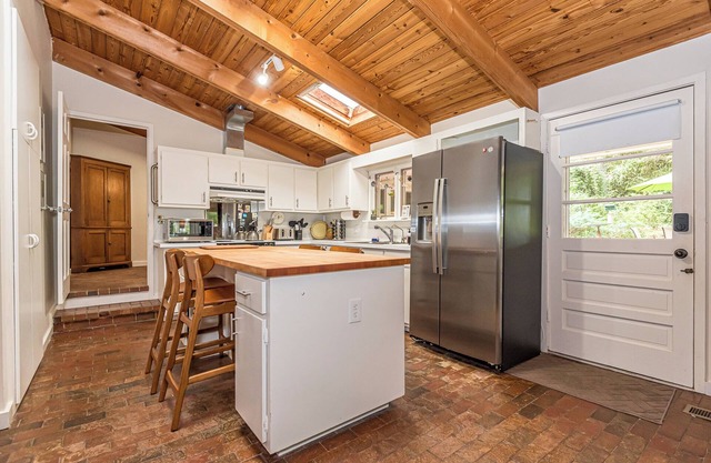 New! Spacious 5-bedroom house, Great deck, Pool, Close to Attractions