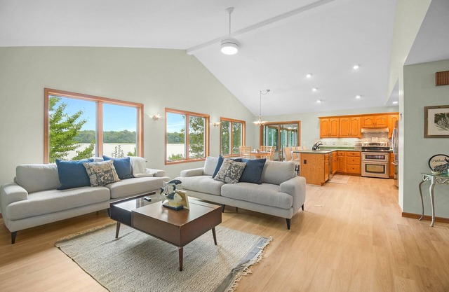 NEW Spacious Lakehouse Retreat +private pier