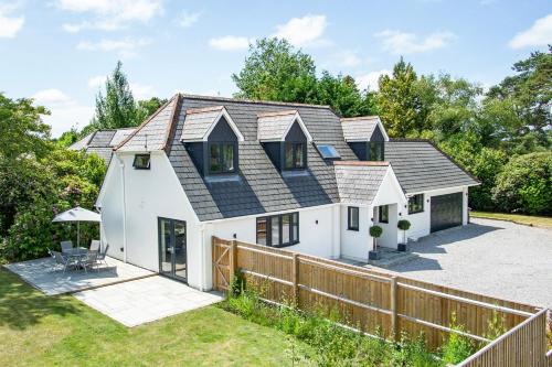 NEW! Stunning & Modern 5 bedroom home with Parking & Garden - Excellent Location!