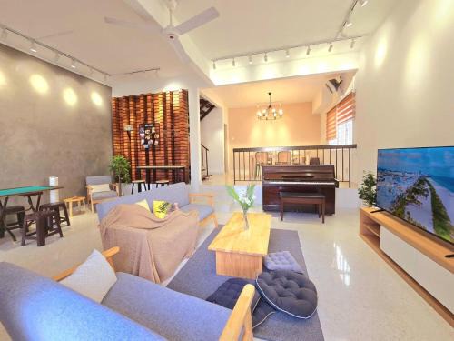 New! Stylish Petaling Jaya SS 2, The Hub, Damansara 3, 1U Landed Homestay for up to 17 pax, 65inchTV, Bathtub