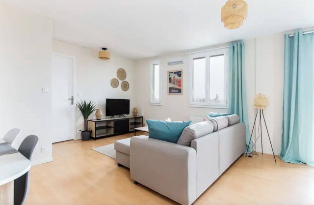 NEW! The 310: 2-bed apartment - AC, parking, balcony in the city, near the river