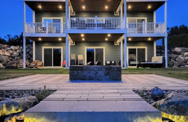 New Three Story Beach House on Beautiful Clear Lake!