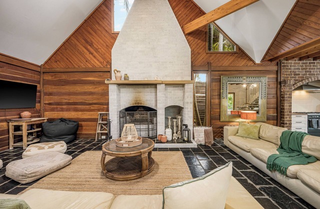 New to the holiday market charming and cozy 4 bedroom Log Home.