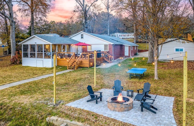 ✨New to VRBO✨ Lakefront Getaway: Fire Pit ~ Dock ~ Games ~ Family & Pet Friendly