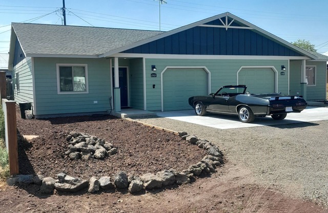 New townhouse, Class 2 EV charger, private back patio, muscle car garage