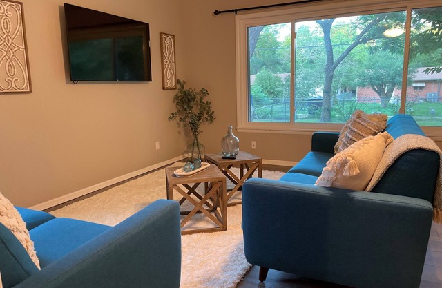 *New* Updated House - Walk to Hospital, 3 Beds