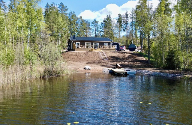 New vacation home in Småland directly on the lake with boat, sauna, wooden hot tub and much more.