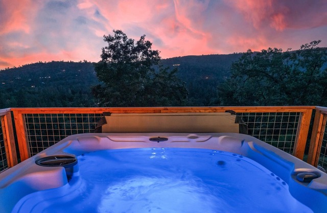 New! Yosemite Family Ranch w/hot tub/views/EV/playground!