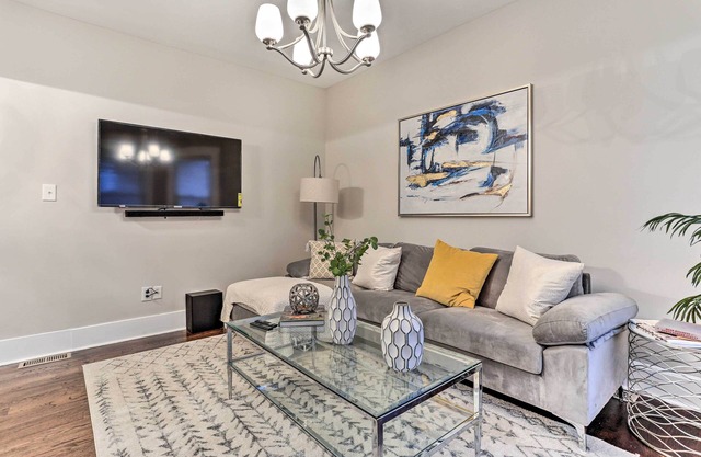 Newark Townhome Near Airport - Pet Friendly!