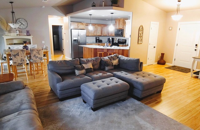 Newer Beautiful Spacious Home, 3 bed/2 bath.