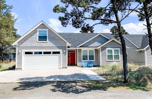 Newer construction open floor plan two blocks from the beach in Kiwanda Shores!