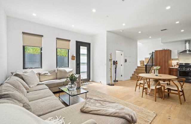 Newly Built 2 Bedroom 2.5 Bath House w/Modern Finishes Pet and Family Friendly