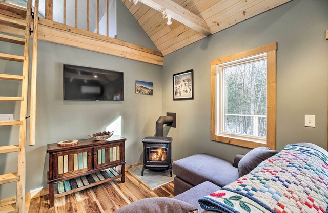 Newly Built Cabin w/Hot Tub - 16 Mi to Stowe Mtn!