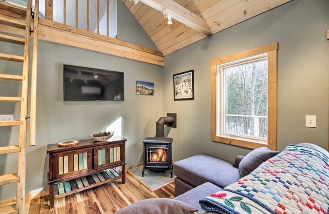 Newly Built Cabin with Hot Tub - 16 Mi to Stowe Mtn!