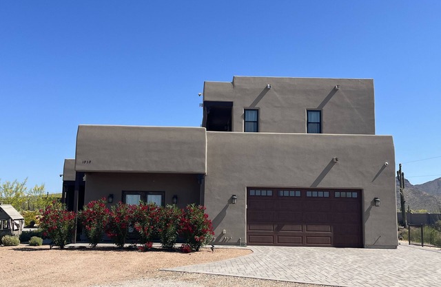 Newly built upper level casita with heated pool, Jacuzzi and state park views!