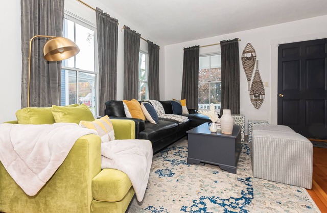 Newly Designed by HOMME Girls! Okemo, Hot Tub, Mtn View, Ski Shuttle