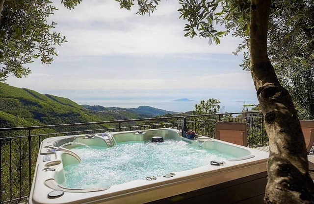Newly refurbished apartment with hot tub and terrace near Sorrento