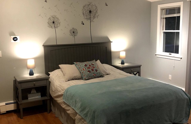Newly refurbished, Sunny bright In-law suite.15 minute easy drive to Boston
