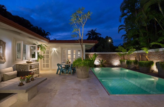 Newly Remodeled! Beautiful "La Casita Blanca" Walk to beach!