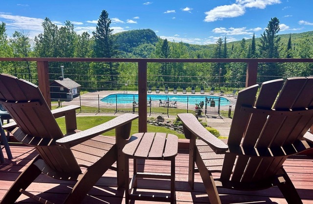 Newly Remodeled Fireplace Studio Ski-in/Ski-Out Condo-Balcony, Pool & Hot Tub