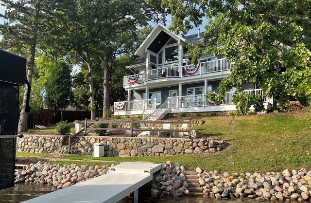 Newly remodeled Lauderdale Lakes waterfront home-hot tub, sauna, pickleball!