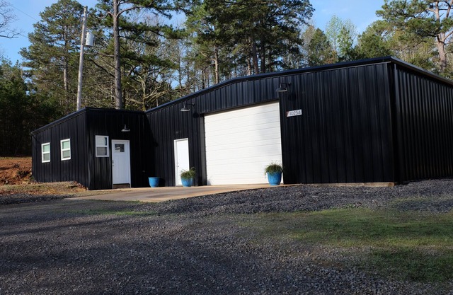 Newly Remodeled Studio with huge garage space. Perfect for Boats, UTVs, & More