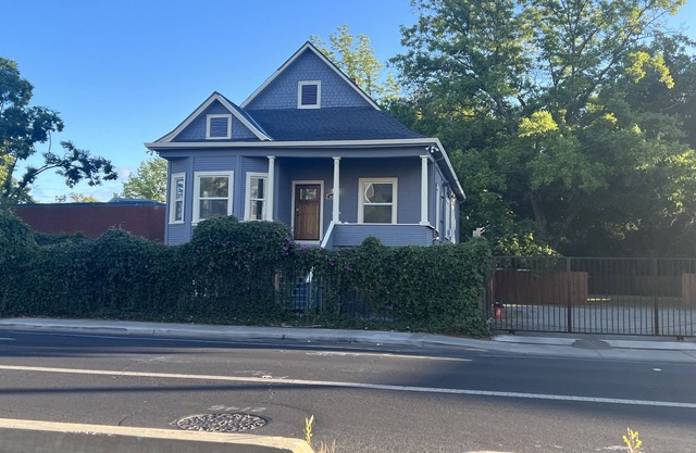 Newly Remodeled Victorian Triplex 1b/1ba 10mis from downtown Sac w/private patio