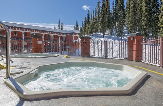 Newly Renovated, 2 bed/2 bath Condo in the very desirable Grandview Complex