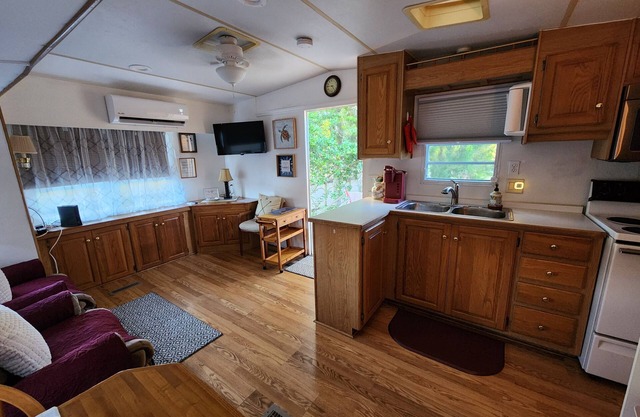 Newly Renovated 1 QUEEN BEDROOM/1 BATH PRIVATE ADULT GET-A-WAY