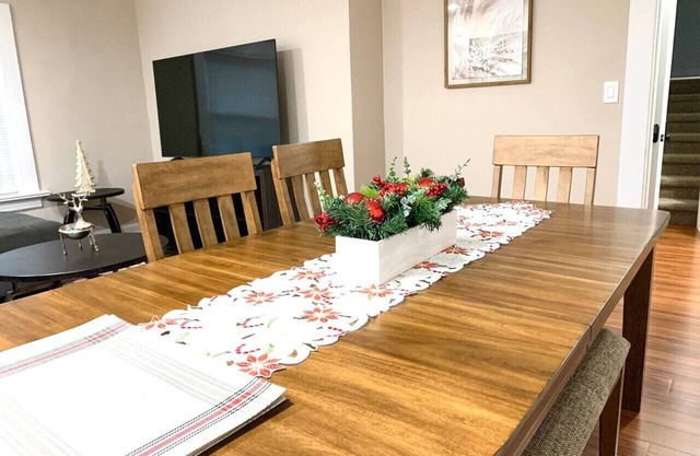 Newly Renovated 2 BR downtown Apt, family getaway.