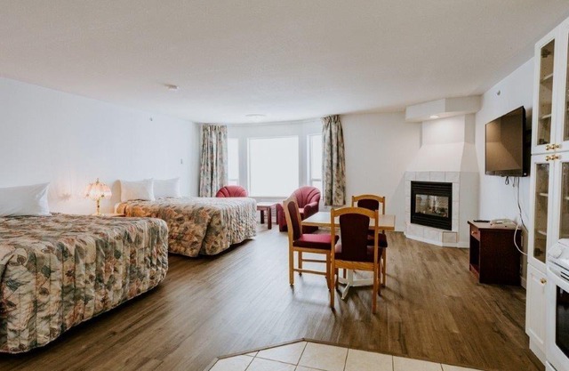 Newly renovated 2 Queen suite with Kitchenette