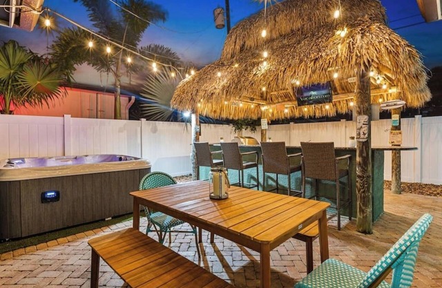 Newly renovated 3 bedrooms near the beach hot tube