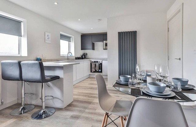 Newly Renovated 3 bed 2 bath Apartment & Parking