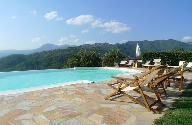 Newly renovated barn with beautiful infinity pool and garden, walk to restaurant