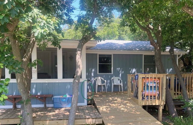 NEWLY RENOVATED BEACH HOUSE PERFECT FOR FAMILIESnAC AND WIFI