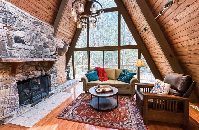 - NEWLY RENOVATED - cabin in gated, mountain community ~ sleeps 6 ~ wifi