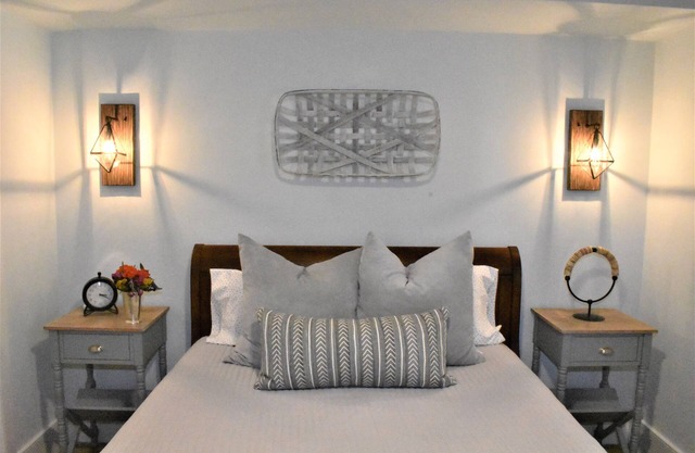 Newly renovated carriage house walking distance to King Street, parks, and more!