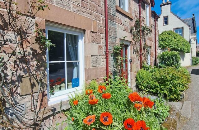 Newly renovated Character Cottage close to the beach