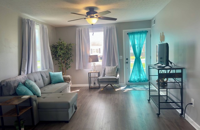 Newly renovated cottage just feet from the shore- pet friendly!