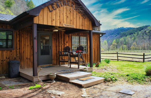 Newly Renovated, Cute Cabin On Horse Farm,WiFI,Hot Tub,Pet-Friendly