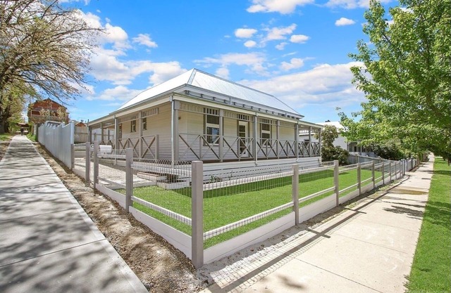 Newly renovated, dog-friendly, 5 minute walk to town!