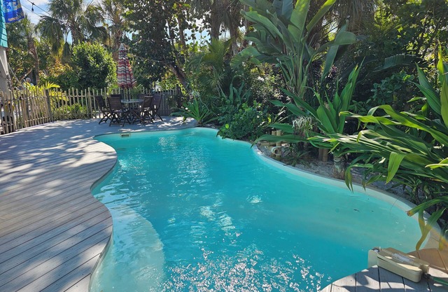 Newly Renovated Island Pool HomenLast minute get 2 nights free March 8th