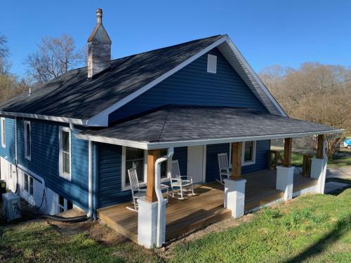 Newly Renovated Lincolnton Downtown Rail Trail Apartment - Walk to Main St