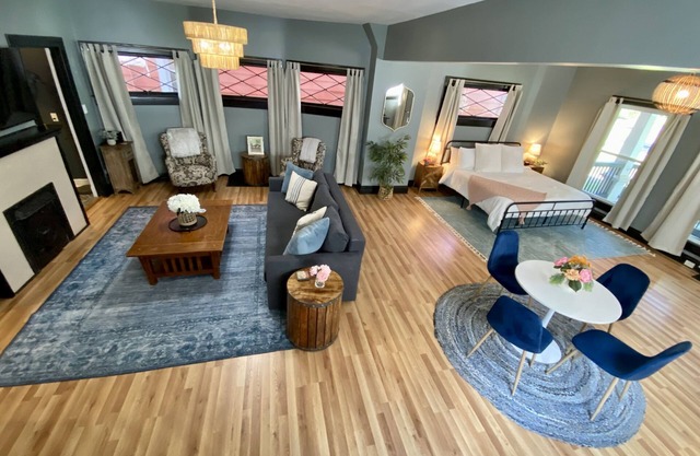 Newly Renovated Studio! Ideal location for walking to restaurants & shops