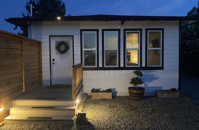 Newly renovated studio with farm and mountain view’s! 5 minutes to Jacksonville.